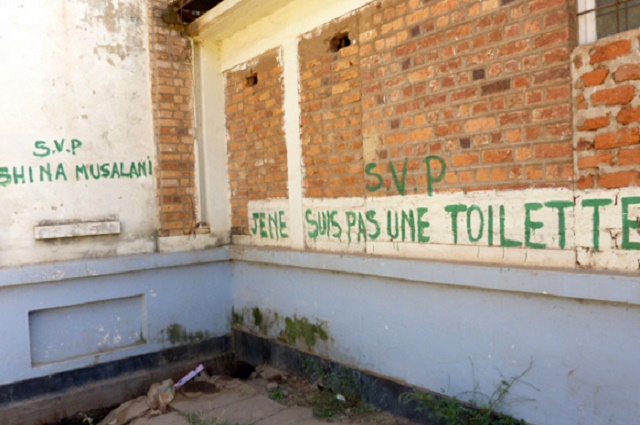 Journée internationale des latrines: Les murs de clôtures et arbres  font l’affaire à Lubumbashi {REPORTAGE}