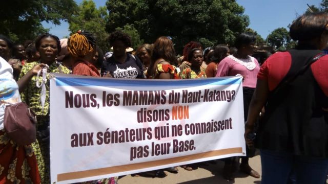 RDC: Les femmes du Haut- Katanga marchent et disent non aux sénateurs corrompus