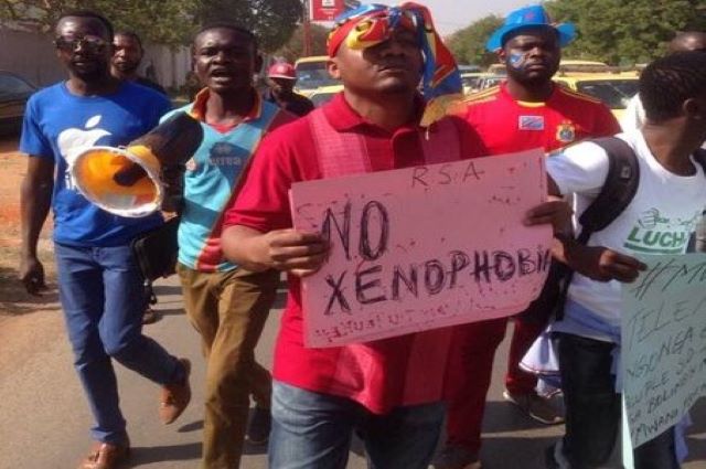 Lubumbashi : La Lucha dit stop xénophobie devant le consulat Sud-Africain