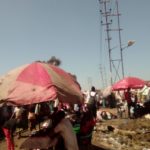Au marché Zambia, à Lubumbashi ou les vendeurs vendent sur les rails