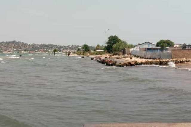 La crue du Lac Tanganyika nuit aux activités sur le littoral