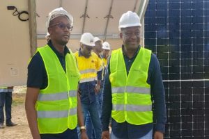 Eric Monga accompagné du Ministre de l'Energie Olivier Mwenze