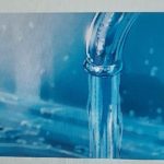 Un robinet d'où coule l'eau potable