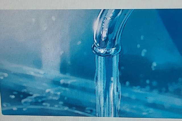 Un robinet d'où coule l'eau potable