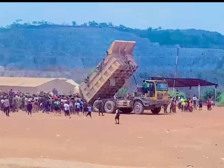 Kakanda : des minerais déversés dans un terrain de foot