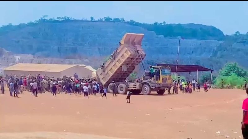 Kakanda : des minerais déversés dans un terrain de foot