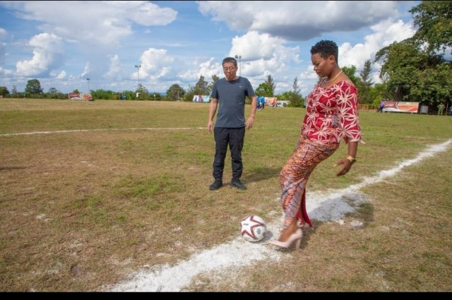 Lors du tournoi de TFM , le CEO Zhang Dongsong et la bourgmestre de Fungurume