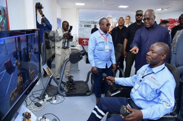 Au centre de formation professionnelle de Dilala à Kolwezi,  le Président Félix Tshisekedi admire le matériel fourni par  TFM
