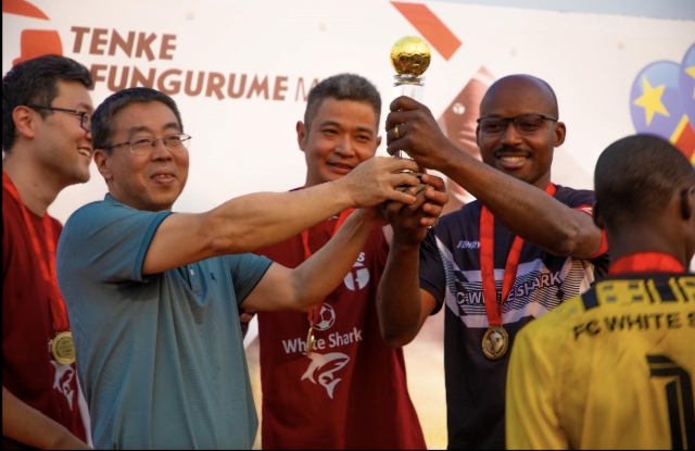 Remise de trophée lors de la clôture du tournoi de foot