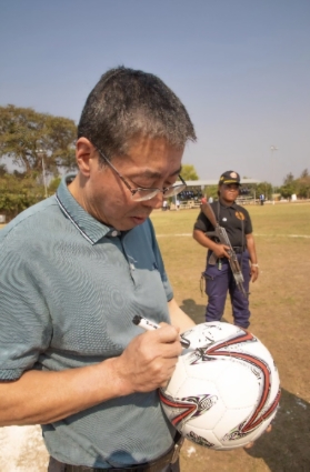 TFM appose sa signature sur le ballon de Foot