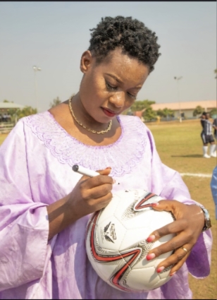 TFM appose sa signature sur le ballon de Foot