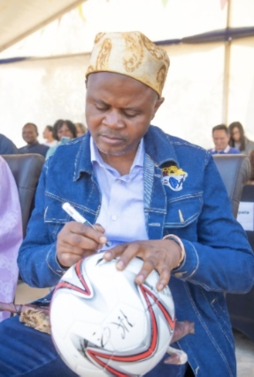 Le chef coutumier appose sa signature sur le ballon