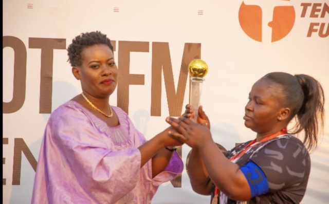 Remise de trophée aux équipes lors de la clôture du tournoi de foot 
