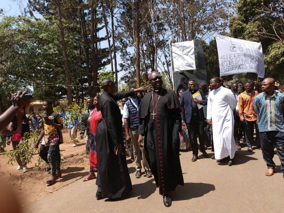 Lors des manifestations à Luisha en faveur du lycée Lubusha en présence de l'archevêque de Lubumbashi