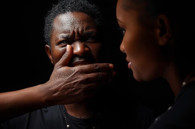 Illustre l'agression du journaliste Serge Shimatu