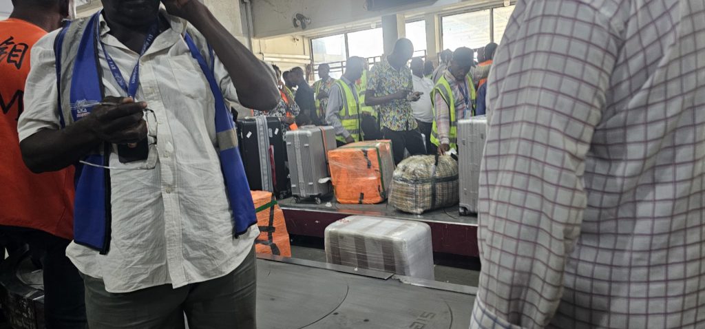 Dans la salle des bagages de l'aéroport de la Luano 