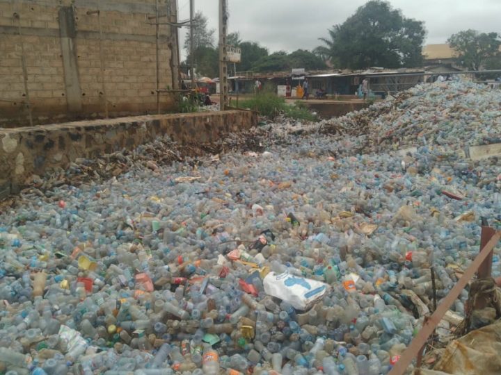 Le pont naviundu envahi par des bouteilles plastiques