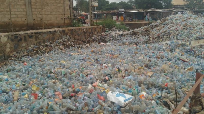 Le pont naviundu envahi par des bouteilles plastiques