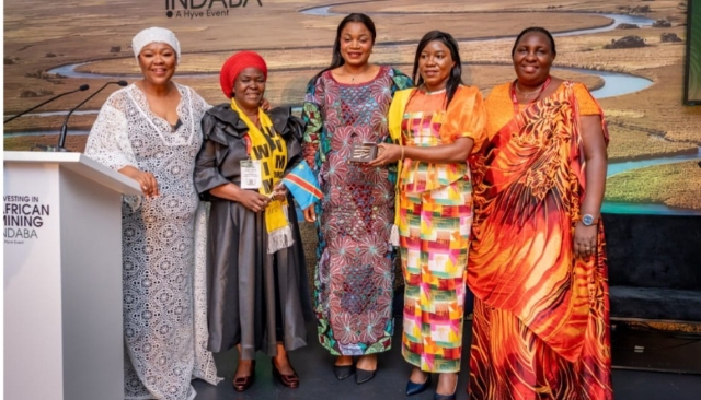 Christelle Lwamba recevant son prix AWINA