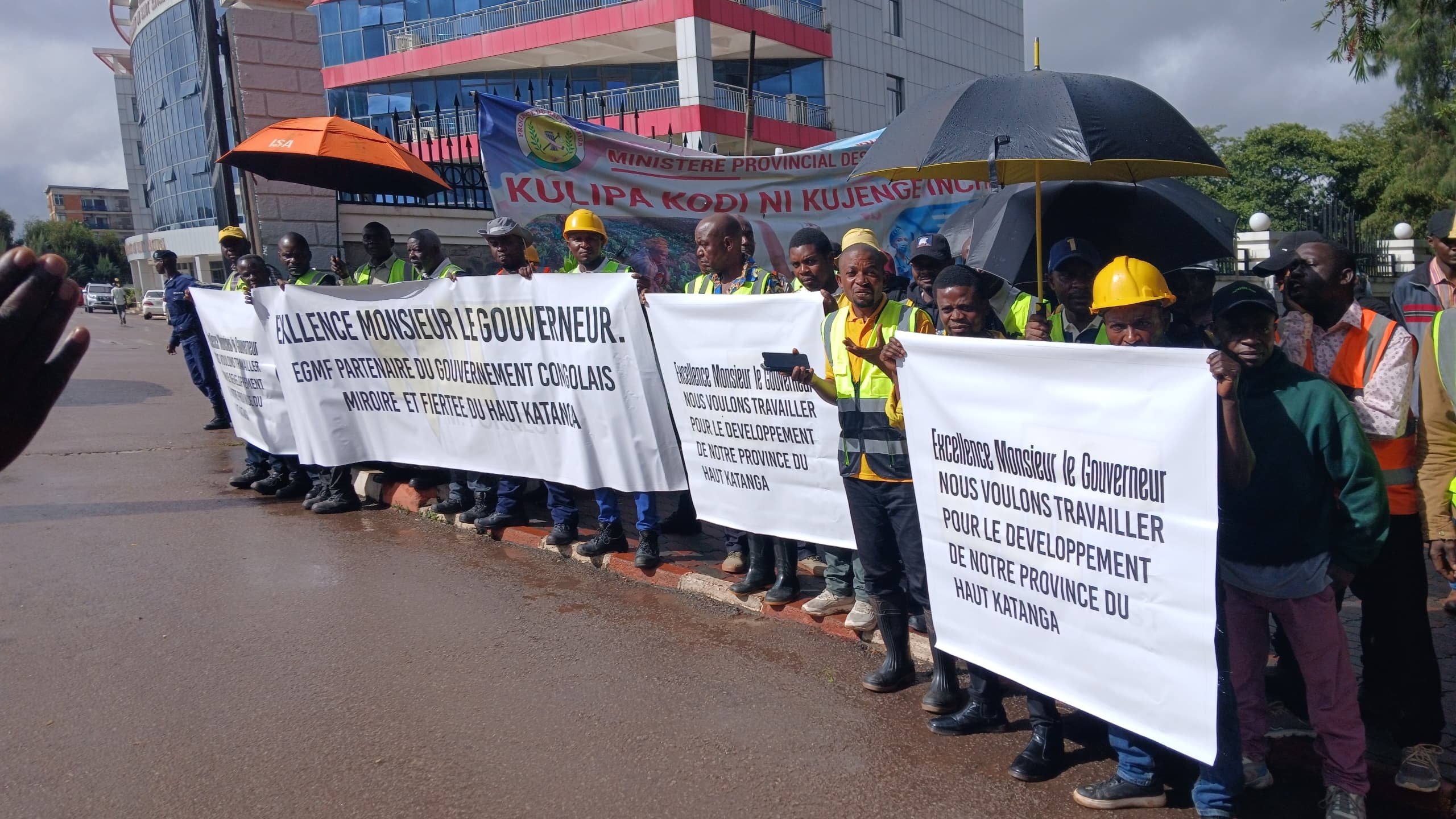 Lubumbashi: 600 agents de l&rsquo;EGMF exigent la reprise des chantiers routiers