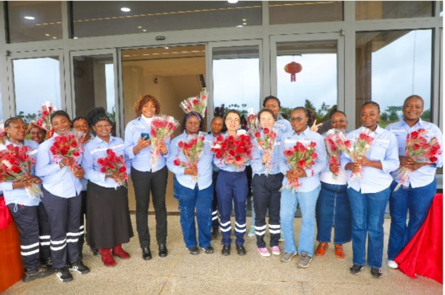 Des fleurs pour célébrer l’apport de la femme travailleuse de TFM