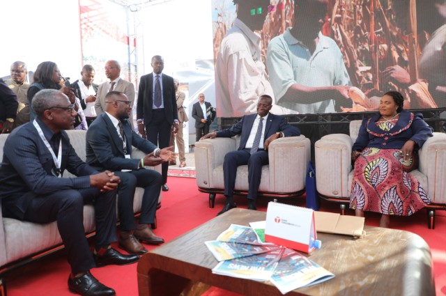 Le ministre de l'économie et la Gouverneure du Lualaba visitent le stand de TFM à KBM 
