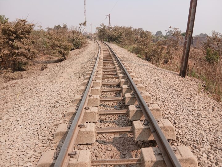 Kolwezi: les enfants éventrent les rails à la recherche du « vert d’eau »