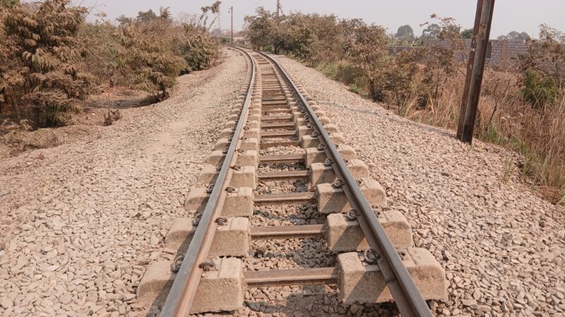 Kolwezi: les enfants éventrent les rails à la recherche du « vert d’eau »