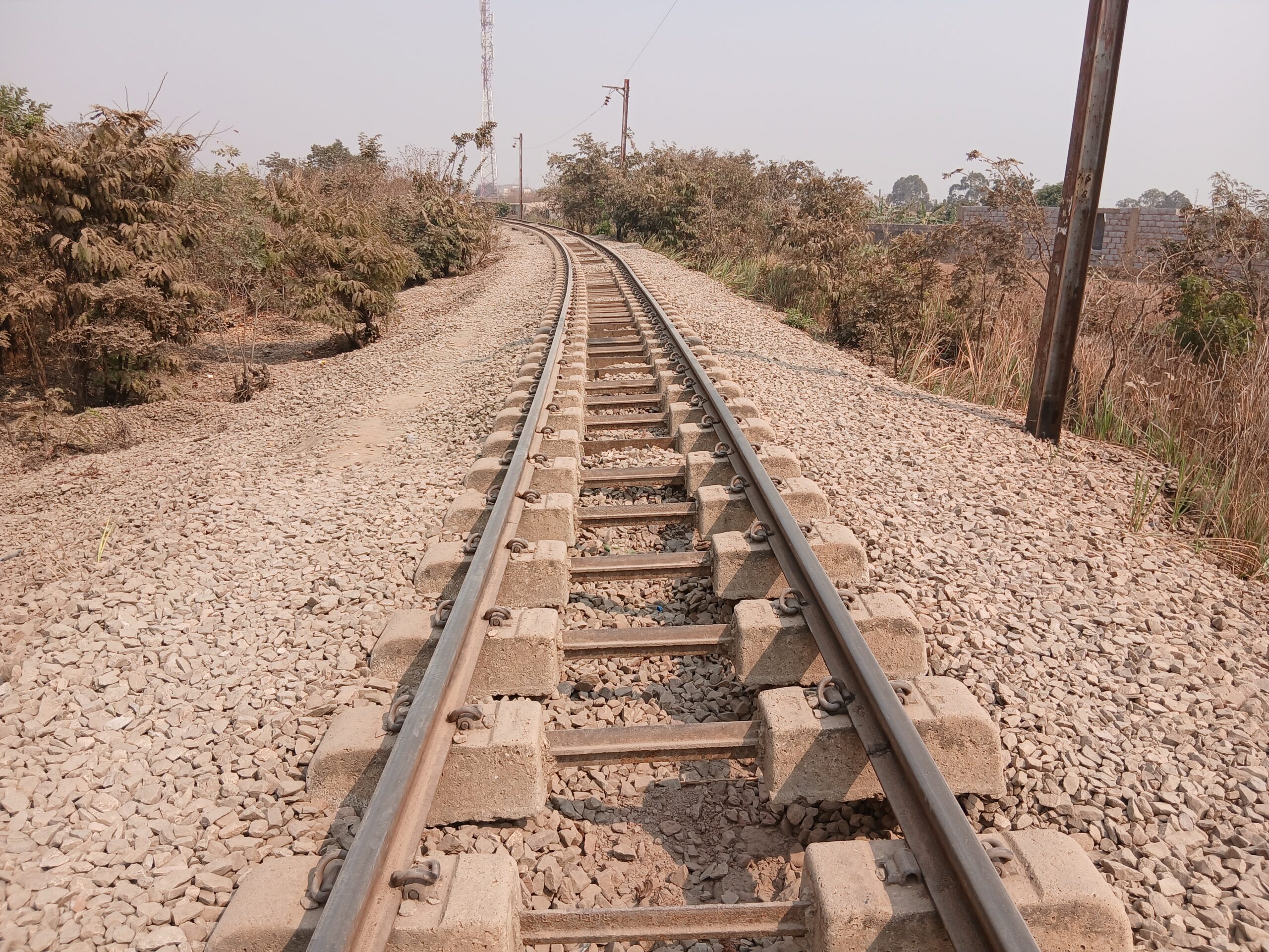 Kolwezi: les enfants éventrent les rails à la recherche du « vert d’eau »