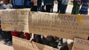 Déplacés de l' Est devant le gouvernorat à Lubumbashi
